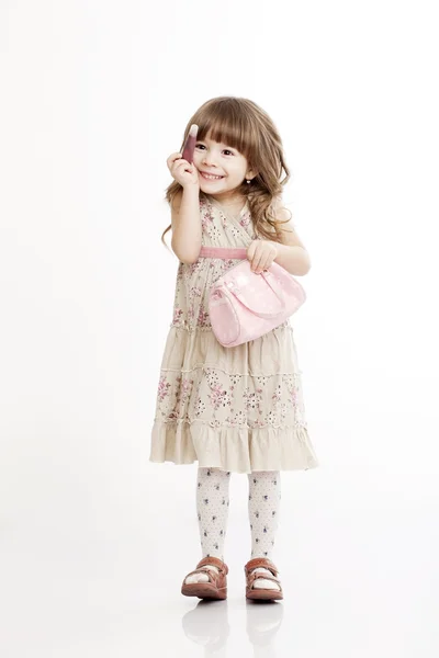 Portrait d'une petite fille joyeuse avec un sac — Photo