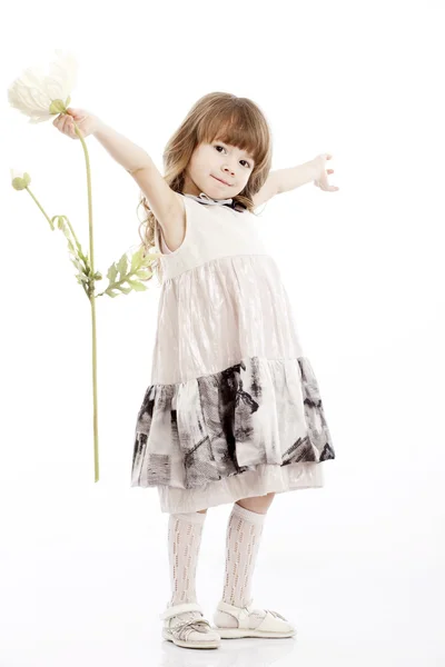 Retrato sonriente de verano de una niña jugando con una flor — Foto de Stock
