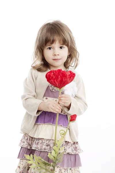 Sommaren leende porträtt av en liten flicka som leker med en blomma — Stockfoto