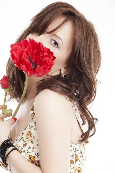Το πρόσωπο του μια όμορφη γυναίκα με τέλειο δέρμα και ένα κόκκινο λουλούδι — Φωτογραφία Αρχείου