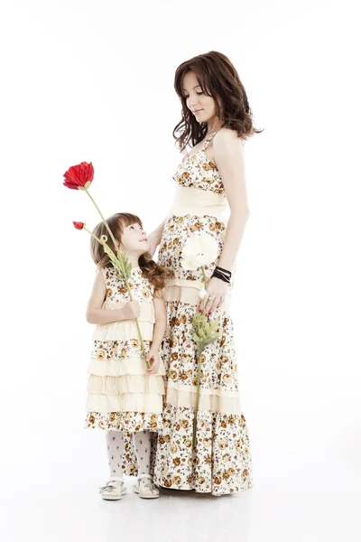 Портрет матери и маленькой дочери на руках с цветком — стоковое фото