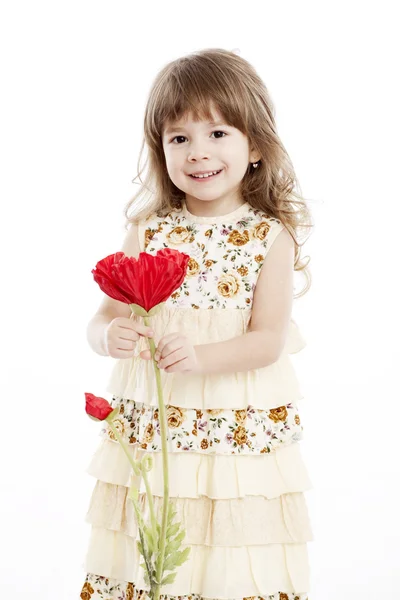 Retrato sonriente de verano de una niña jugando con una flor — Foto de Stock