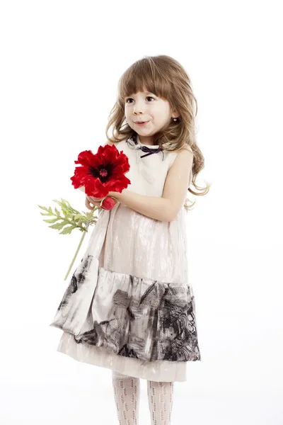 Retrato sonriente de verano de una niña jugando con una flor —  Fotos de Stock