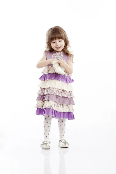Porträt eines fröhlichen kleinen Mädchens mit einer Tasche — Stockfoto