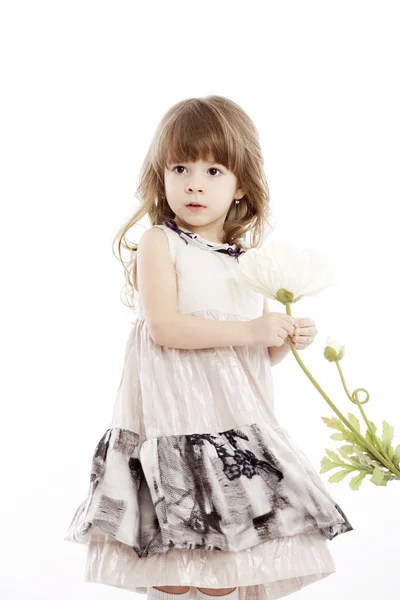 Retrato sonriente de verano de una niña jugando con una flor —  Fotos de Stock