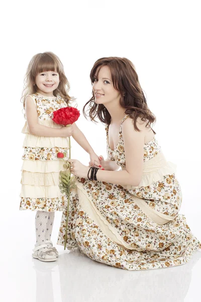 Portrait de mère et petite fille dans ses bras avec une fleur — Photo