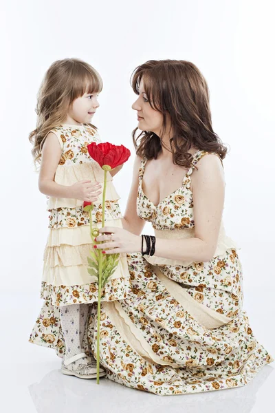 Portrét matku a dceruška s květinou — Stock fotografie