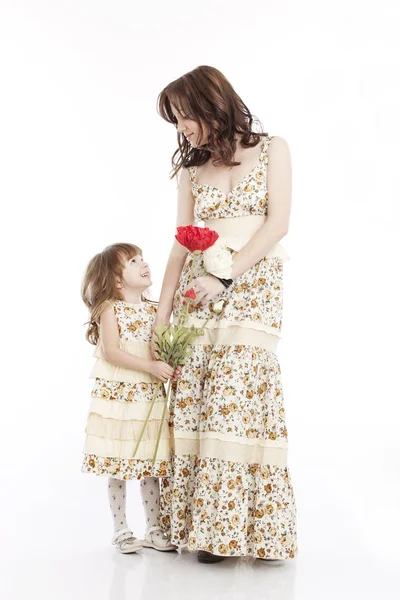 Porträtt av mor och dotter med en blomma — Stockfoto