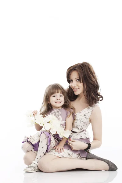 Portret van moeder en dochtertje in zijn armen met een stuk speelgoed — Stockfoto