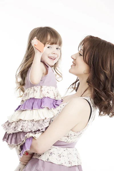 Anne ve küçük kızı kart ile onun kollarında portresi — Stok fotoğraf