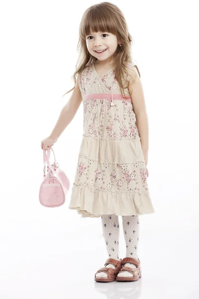 Portrait d'une petite fille joyeuse avec un sac — Photo