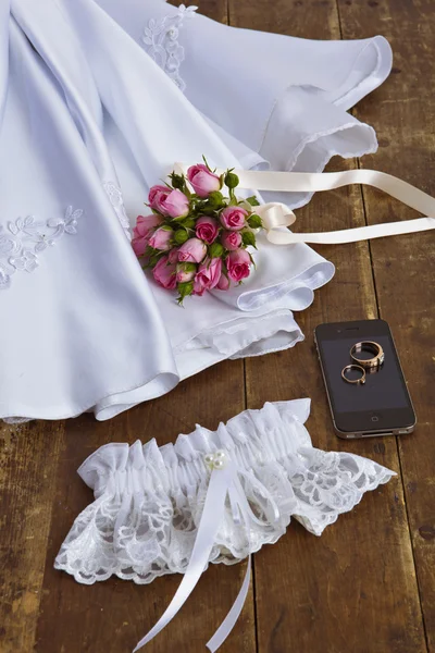 Decoração de casamento: vestido de liga e buquê de noiva . — Fotografia de Stock