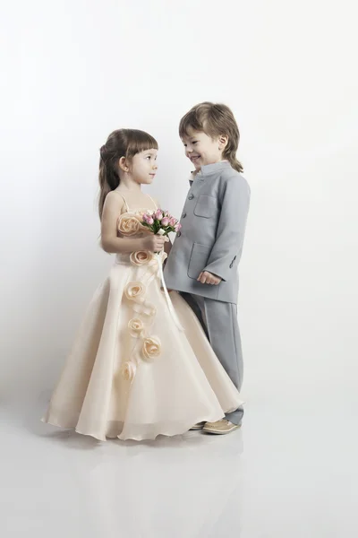 Portrait de deux beaux petits garçons et filles en robes de mariée — Photo