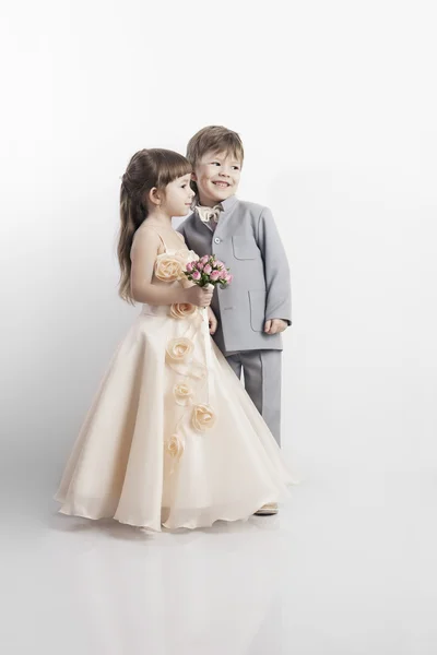 Retrato de dos hermosos niños y niñas en vestidos de novia — Foto de Stock