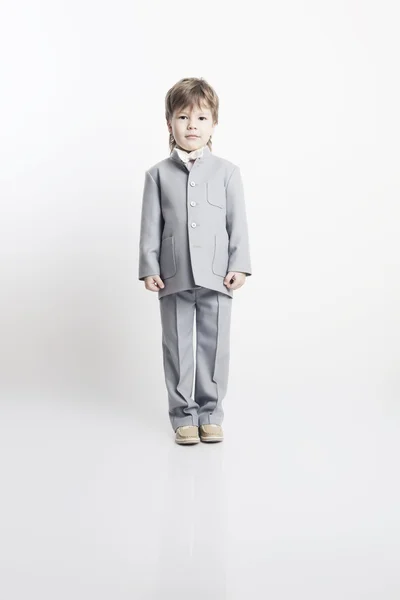 Porträtt av en vacker liten pojke i en festlig kostym — Stockfoto