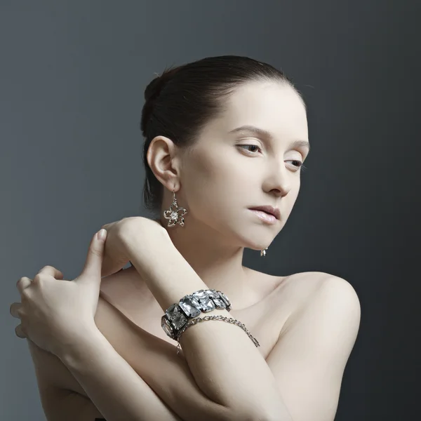 Beautiful woman with perfect skin in the jewelry — Stock Photo, Image