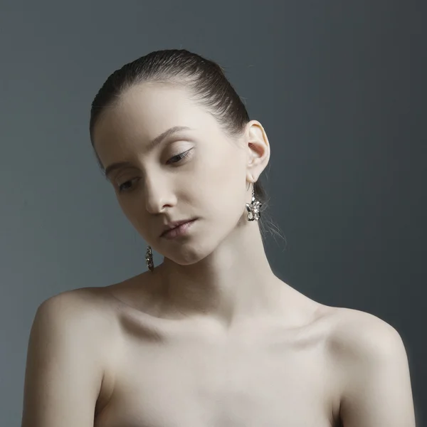 Bella donna con pelle perfetta nei gioielli — Foto Stock