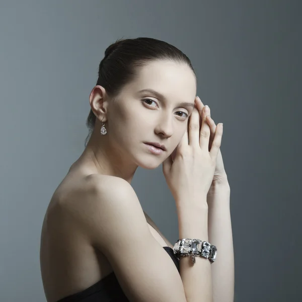 Vacker kvinna med perfekt hud i smycken — Stockfoto