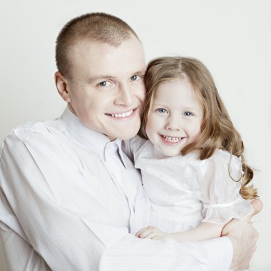 Güzel gülümseyen aile portresi: baba ve kız