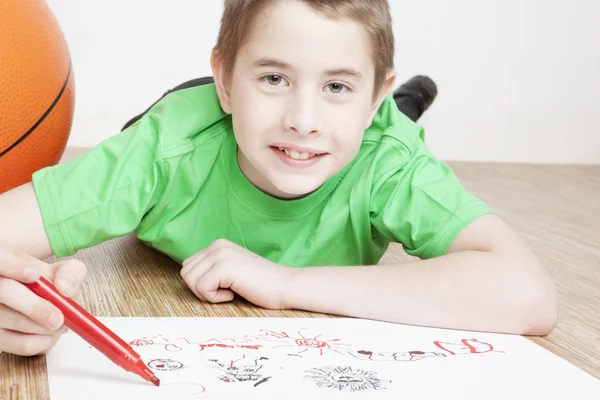 Retrato de belo menino sorridente brincando, e desenho — Fotografia de Stock