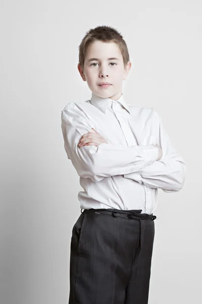 Portret piękny, młody chłopak w garniturze — Zdjęcie stockowe