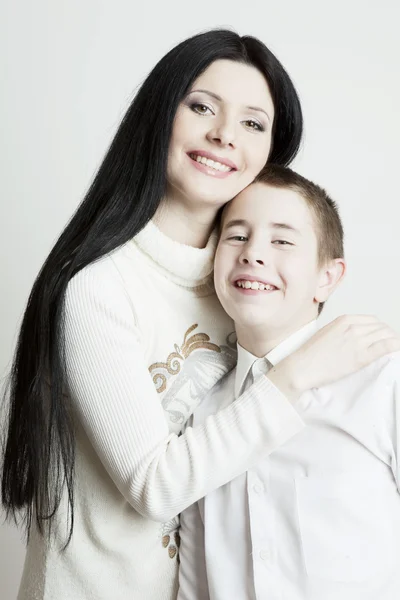 美丽的微笑家庭肖像: 母亲和儿子 — 图库照片