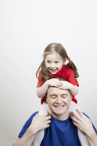 Ritratto di bella famiglia sorridente: padre e figlia — Foto Stock