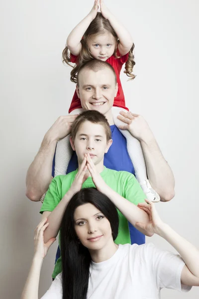 Ritratto di una bella famiglia: genitori e figli giocano insieme — Foto Stock