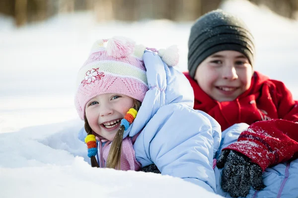 Kışın karda oynayan çocuk portresi — Stok fotoğraf