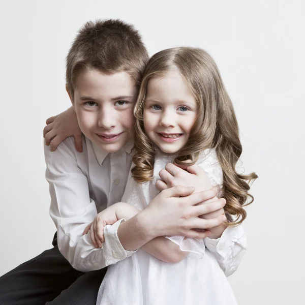 Porträtt av ett barn, kärleken till bror och syster — Stockfoto