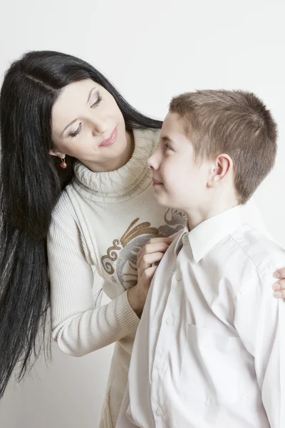 Portrét krásné usmívající se rodiny: matka a syn — Stock fotografie