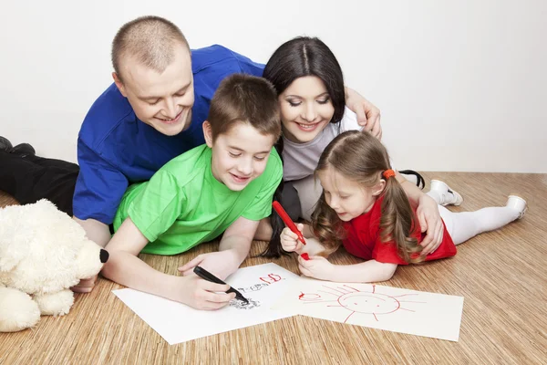 Ritratto di una bella famiglia: genitori e figli — Foto Stock