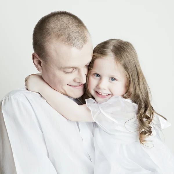 Portret van prachtige lachende familie: vader en dochter — Stockfoto