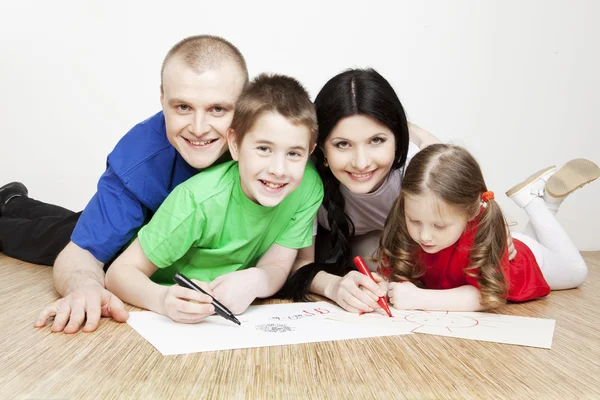 Portret van een prachtige familie: ouders en kinderen — Stockfoto