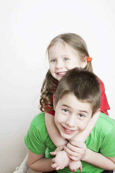 孩子，弟弟和妹妹的爱情肖像 — 图库照片