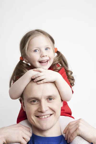 Portrét krásné usmívající se rodiny: otec a dcera — Stock fotografie