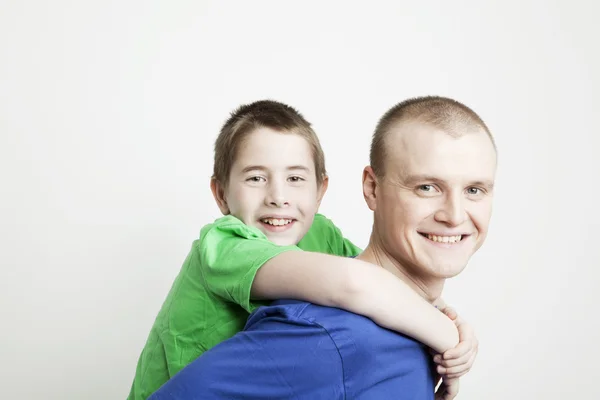 Güzel gülümseyen aile portresi: baba ve oğul — Stok fotoğraf