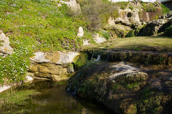 Azenhas do Mar trädgård med vattenfall — Stockfoto