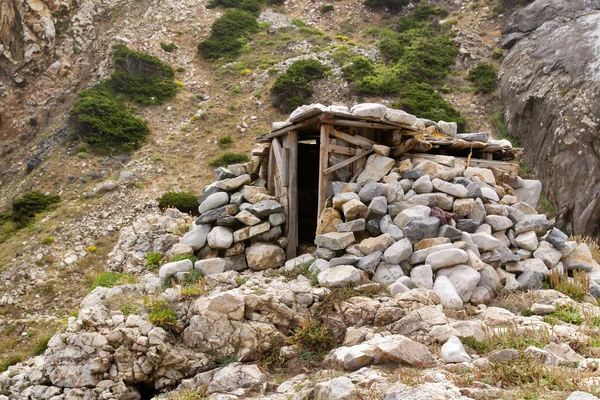 Wood and stone shelter — Stock Photo, Image