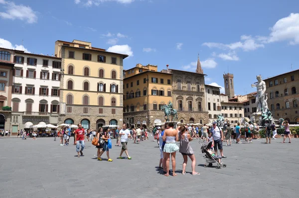 Touristes sur la Piazza della Signoria — Photo