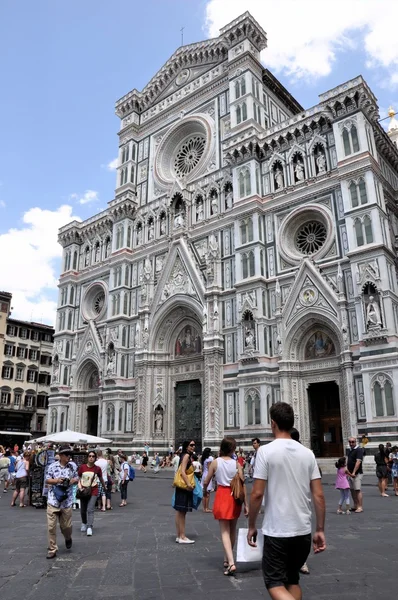 Tourists admiring Duomo — Stock Photo, Image