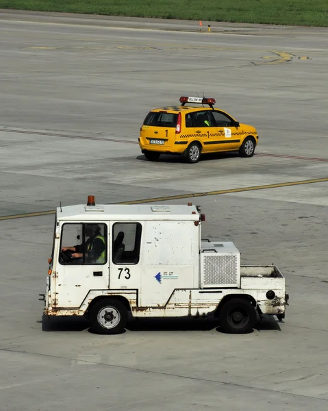Serviços aeroportuários carros — Fotografia de Stock