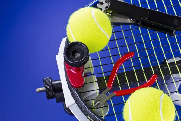 Обслуживание тенниса — стоковое фото