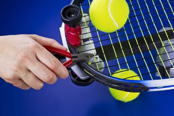 Обслуживание теннисной ракетки — стоковое фото