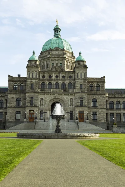 Front view of Victoria Canada capital building with water founta — Stock Photo, Image