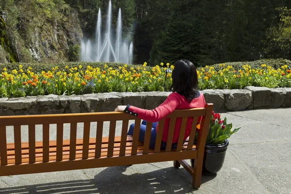 Watching the water fountain in the garden of flowers — Stock Photo, Image