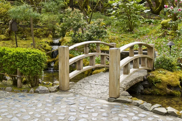 Puente que cruza el arroyo en jardín japonés —  Fotos de Stock