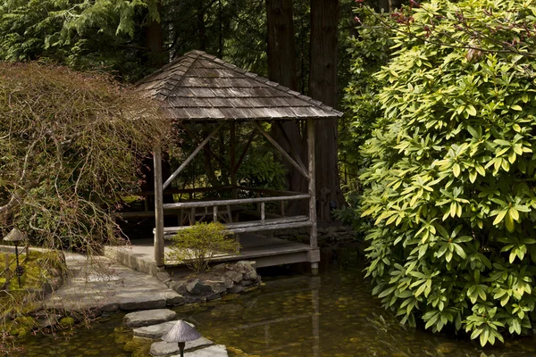 Cabaña en el agua en el jardín —  Fotos de Stock