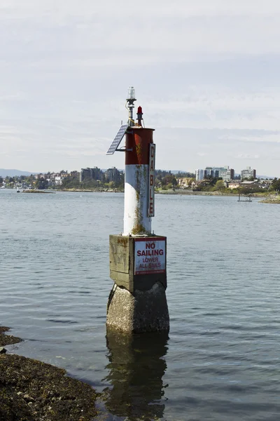 Boat warning light in harbor — Stock Photo, Image