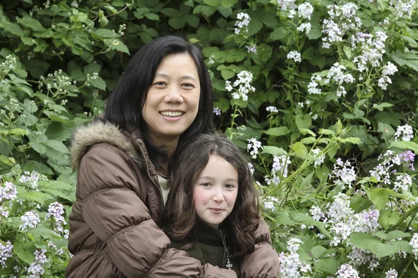 Anne ve kızı bahar çiçekleri ile — Stok fotoğraf
